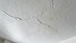 Farba strukturalna na nierówny sufit