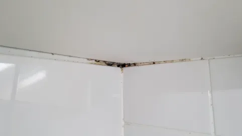 szczelina między płytkami a sufitem