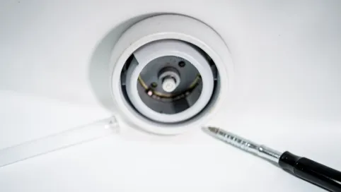 Jak wymienić żarówkę w tubie sufitowej